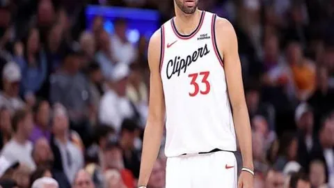 明日方舟COS漂泊者：网红美女演绎，身姿惊艳，谁能不爱